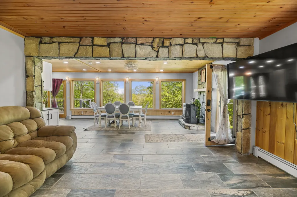 18 Duck Cove Lane Gardiner ME 04345