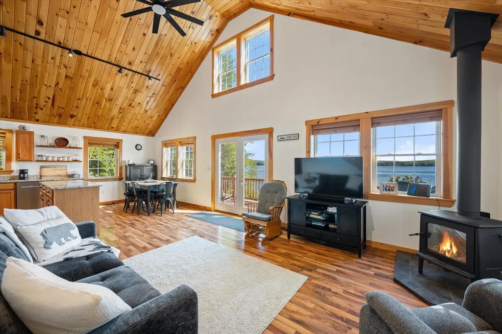 28 Jipson Drive Lincoln ME 04457