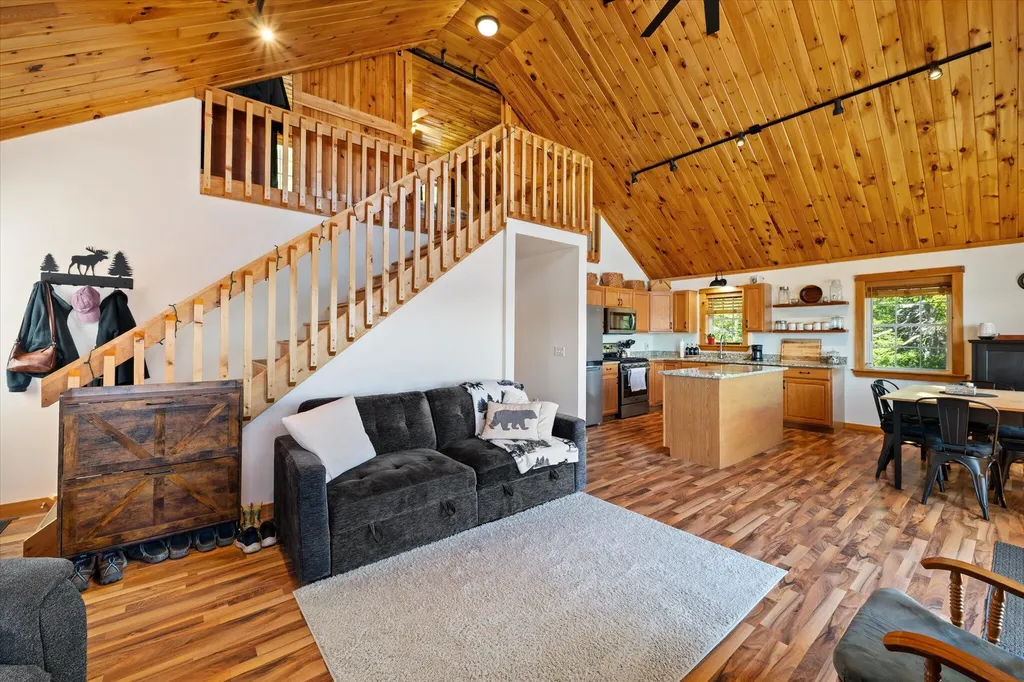 28 Jipson Drive Lincoln ME 04457