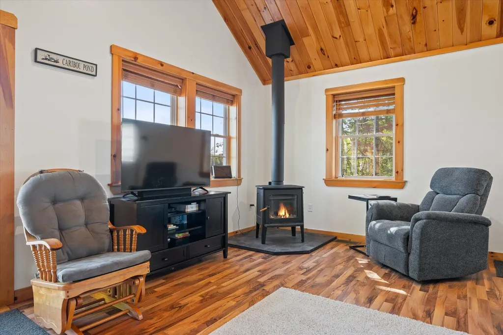 28 Jipson Drive Lincoln ME 04457