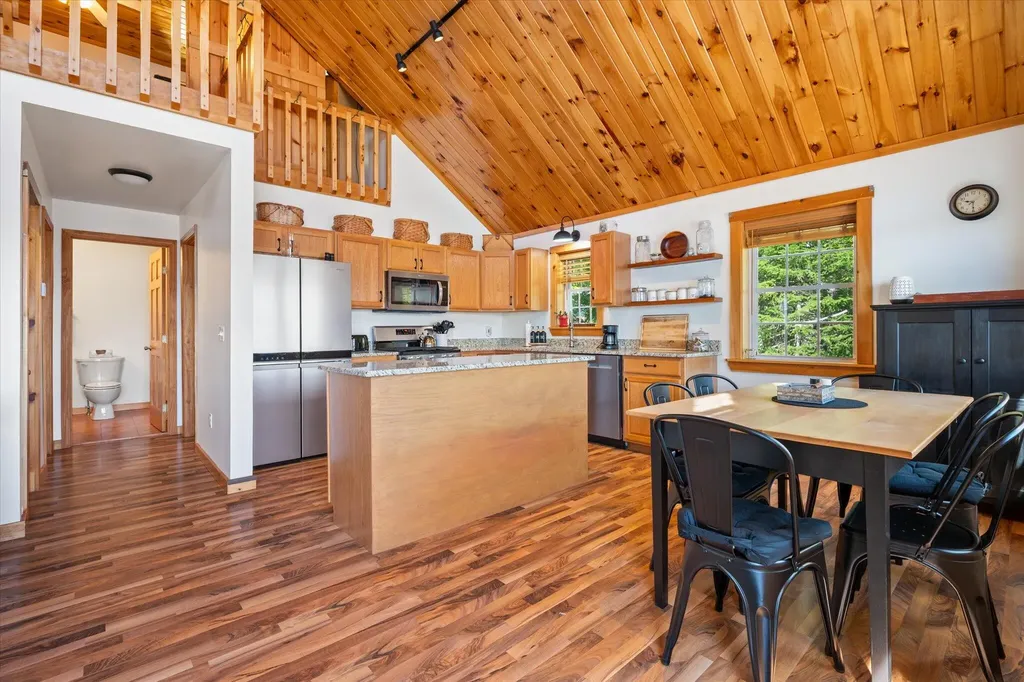 28 Jipson Drive Lincoln ME 04457
