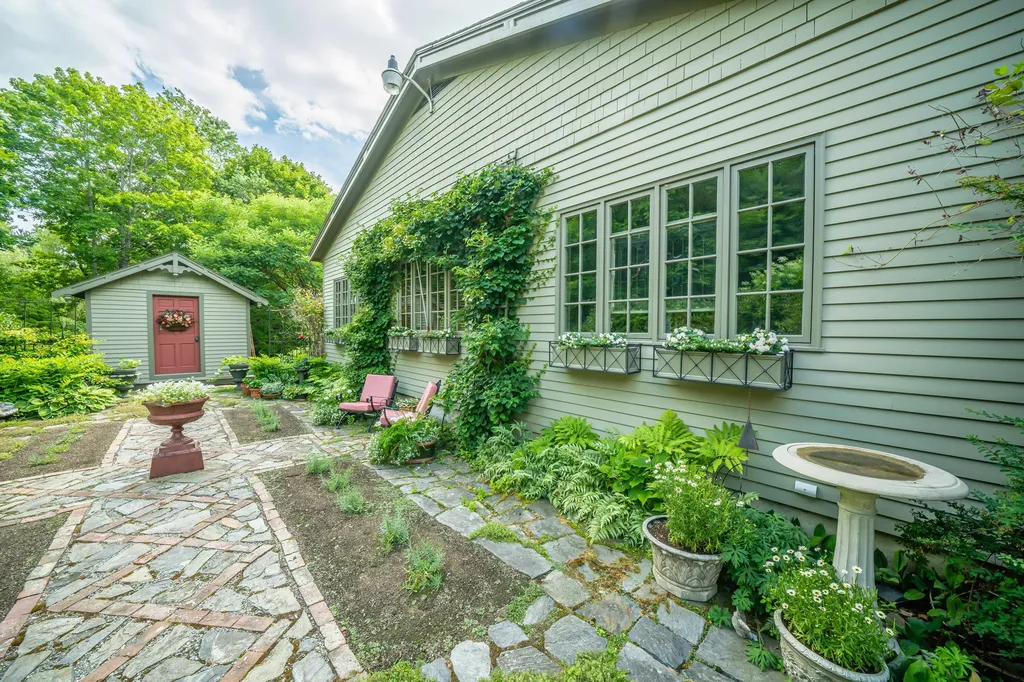 48 Old Searsport Avenue Belfast ME 04915
