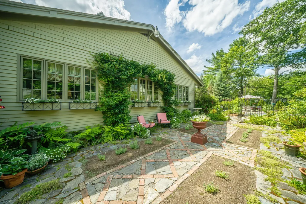 48 Old Searsport Avenue Belfast ME 04915