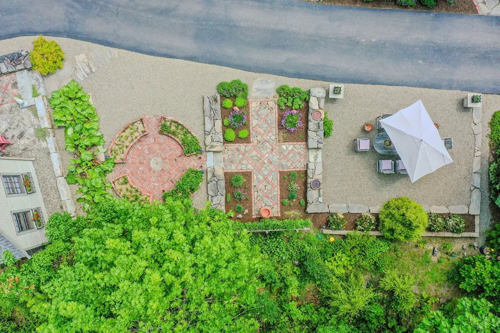 48 Old Searsport Avenue Belfast ME 04915
