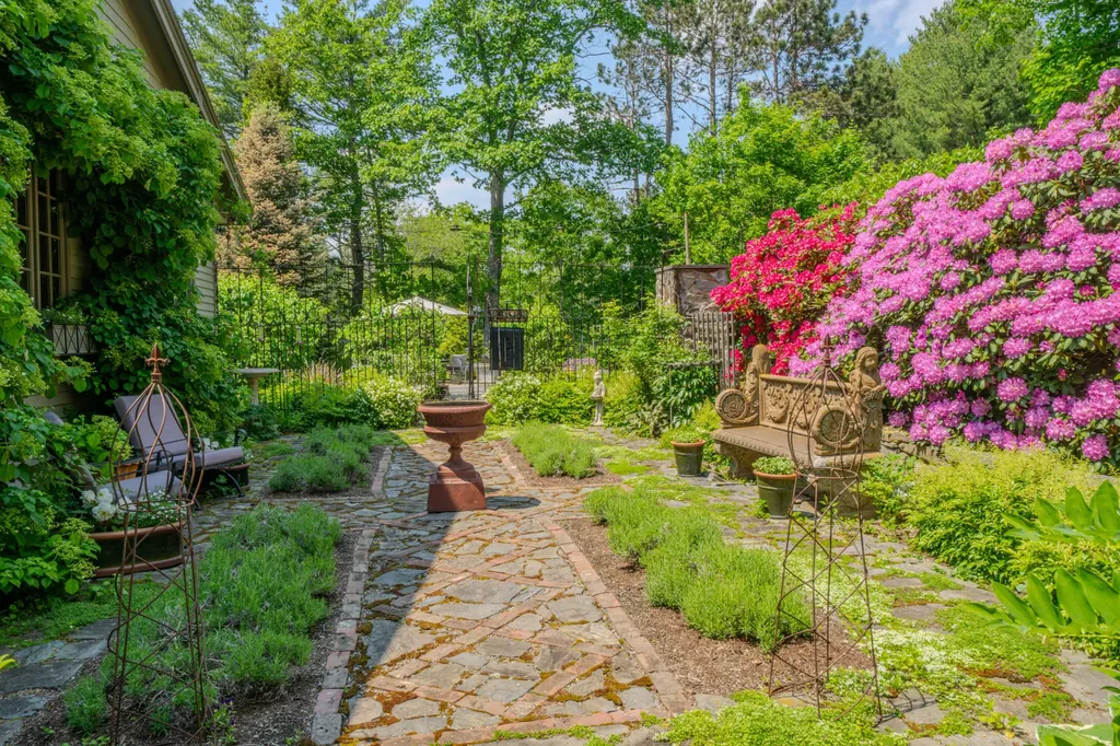 48 Old Searsport Avenue Belfast ME 04915