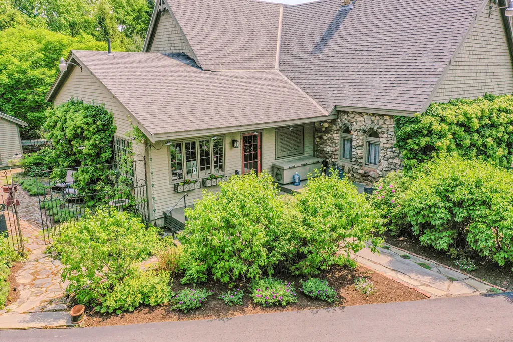 48 Old Searsport Avenue Belfast ME 04915