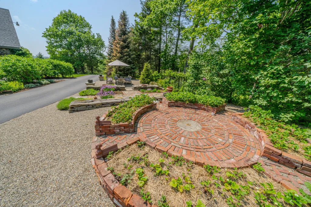 48 Old Searsport Avenue Belfast ME 04915