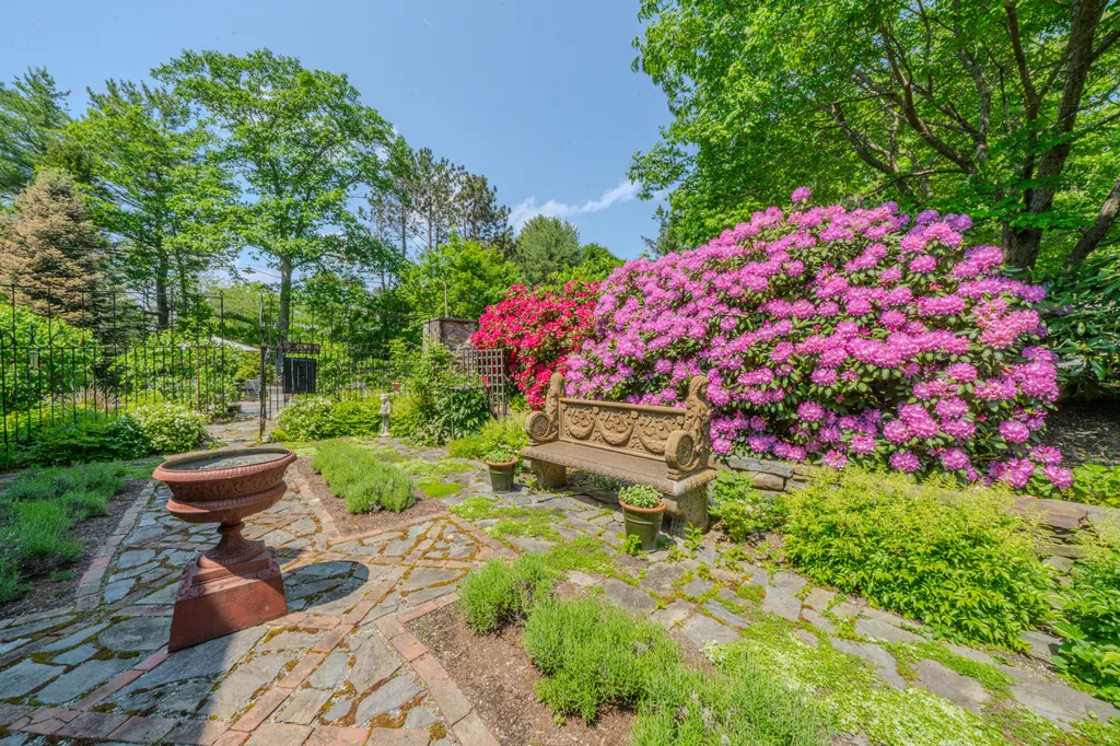 48 Old Searsport Avenue Belfast ME 04915