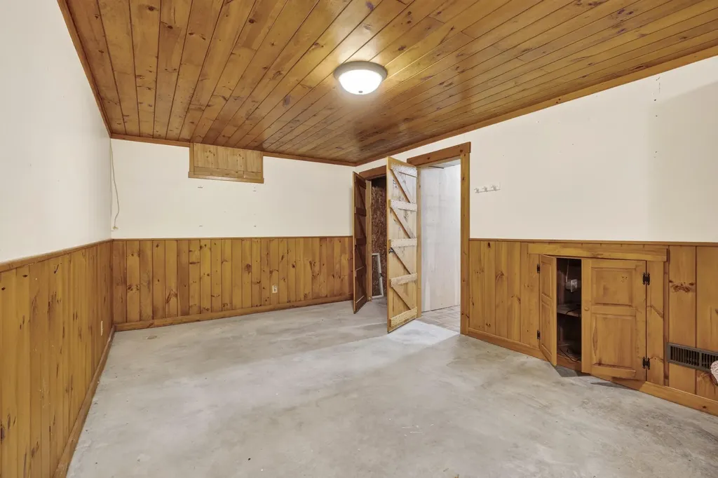 60 Brett Hill Road Paris ME 04281