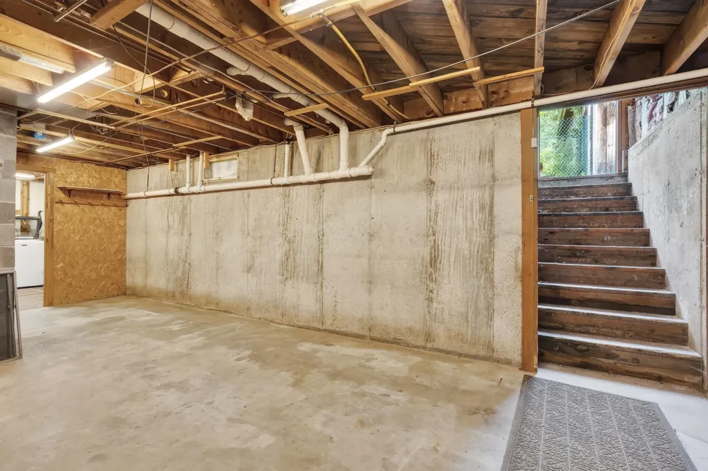 60 Brett Hill Road Paris ME 04281