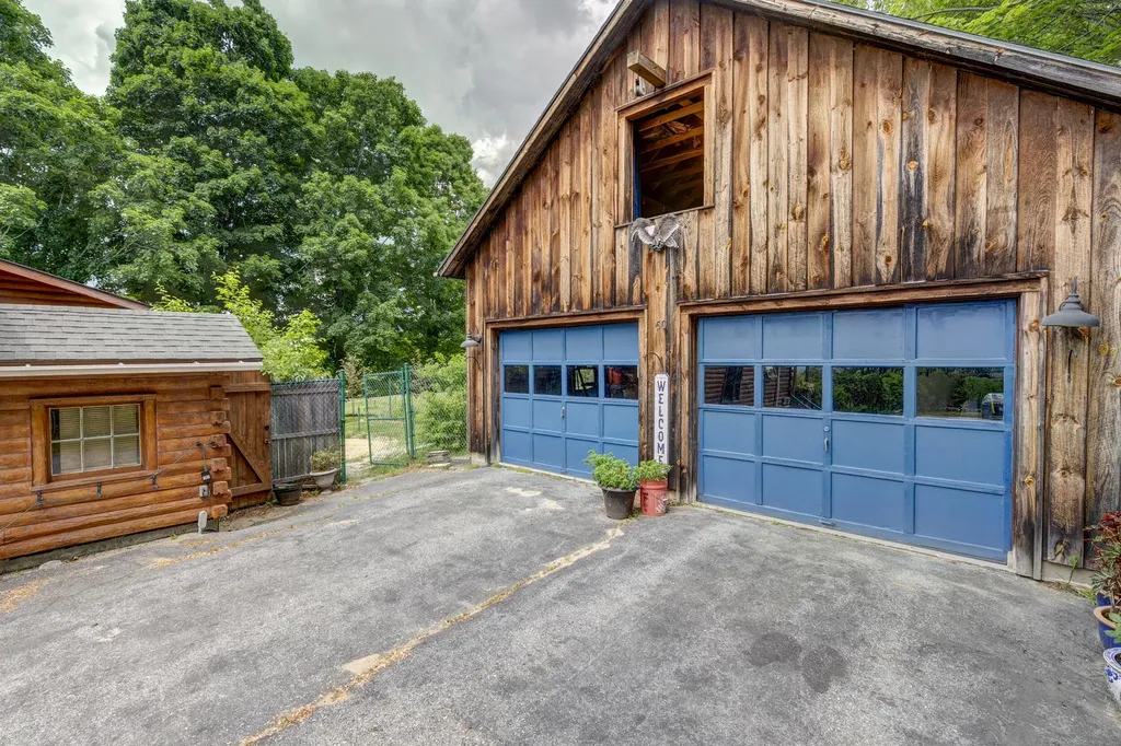 60 Brett Hill Road Paris ME 04281