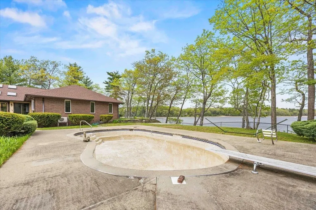 22 Crestwood Drive Biddeford ME 04005
