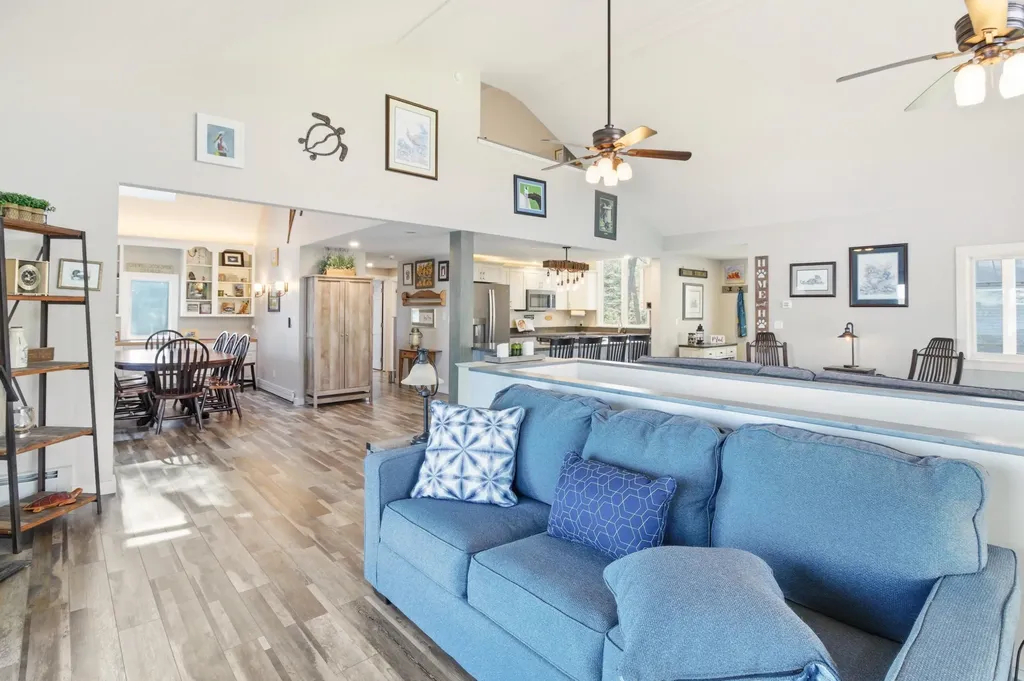 60 Cardinal Lane Poland ME 04274