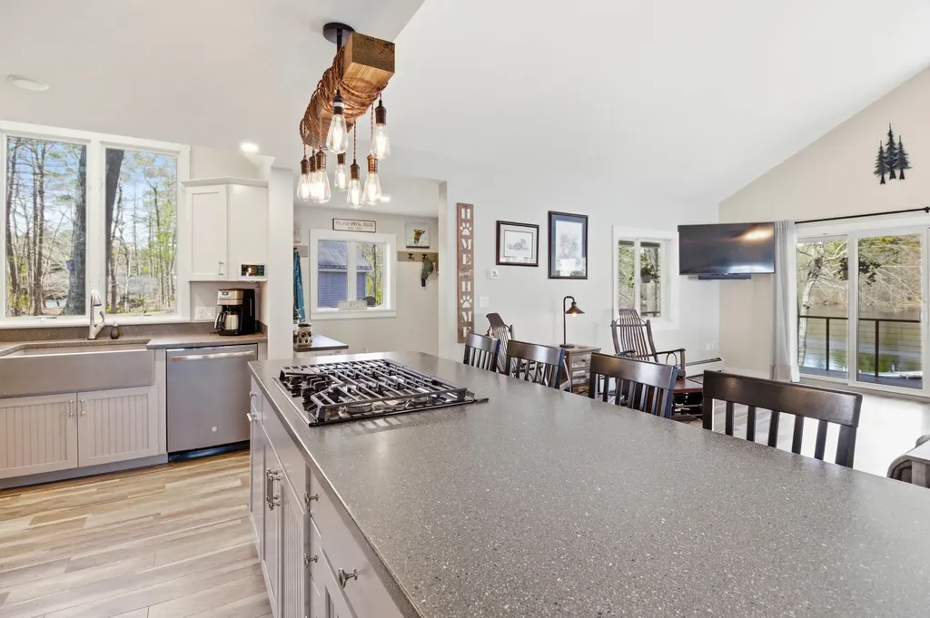 60 Cardinal Lane Poland ME 04274