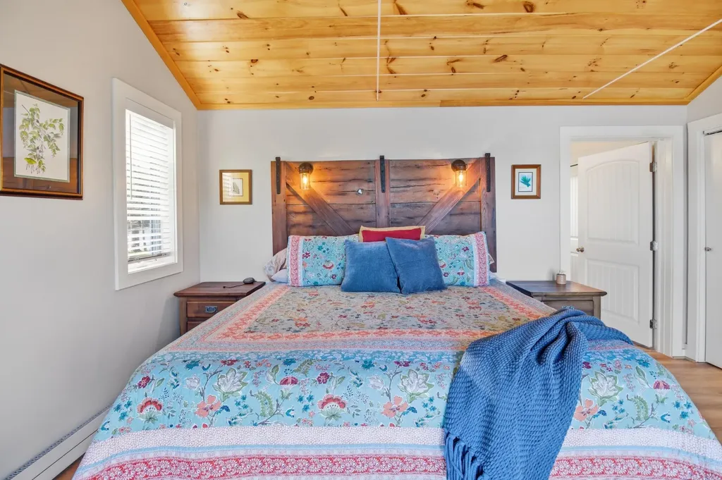 60 Cardinal Lane Poland ME 04274
