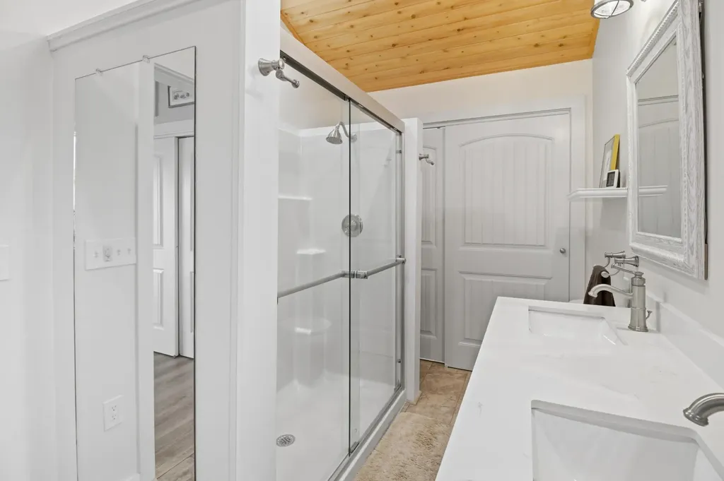 60 Cardinal Lane Poland ME 04274