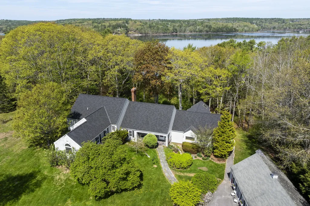 31 Woodward Farm Road Bristol ME 04539