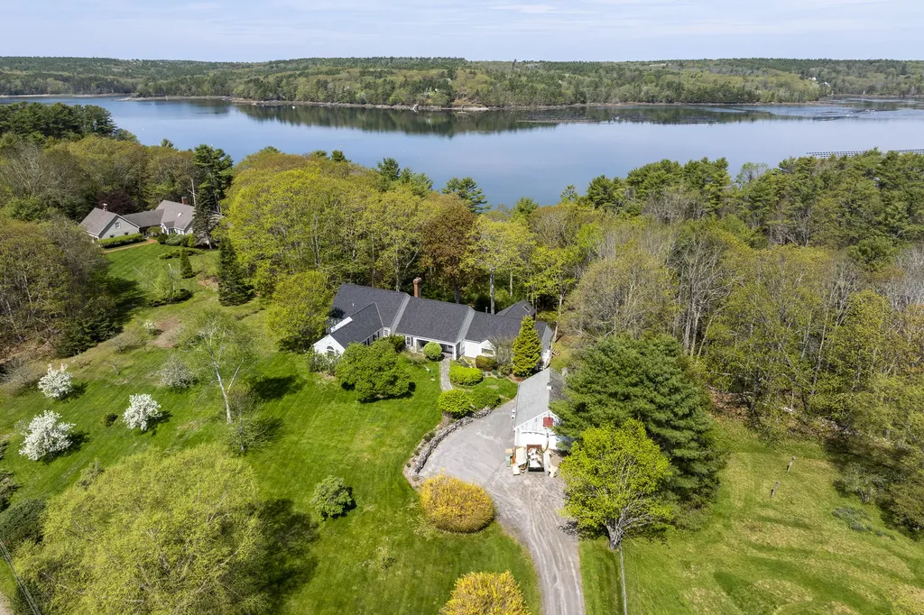 31 Woodward Farm Road Bristol ME 04539