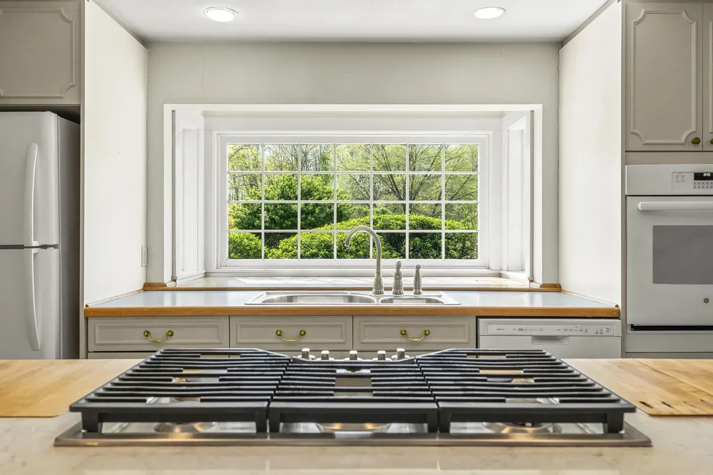 31 Woodward Farm Road Bristol ME 04539