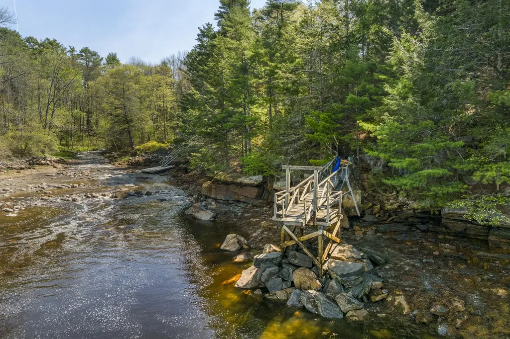 31 Woodward Farm Road Bristol ME 04539