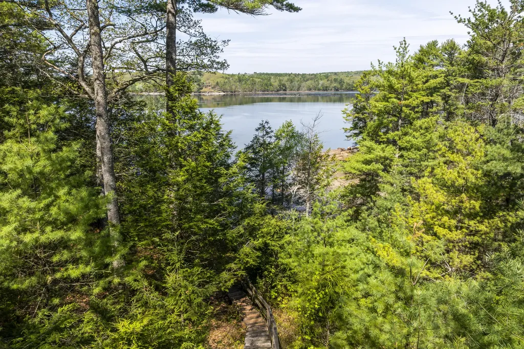 31 Woodward Farm Road Bristol ME 04539