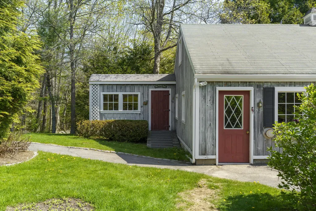31 Woodward Farm Road Bristol ME 04539