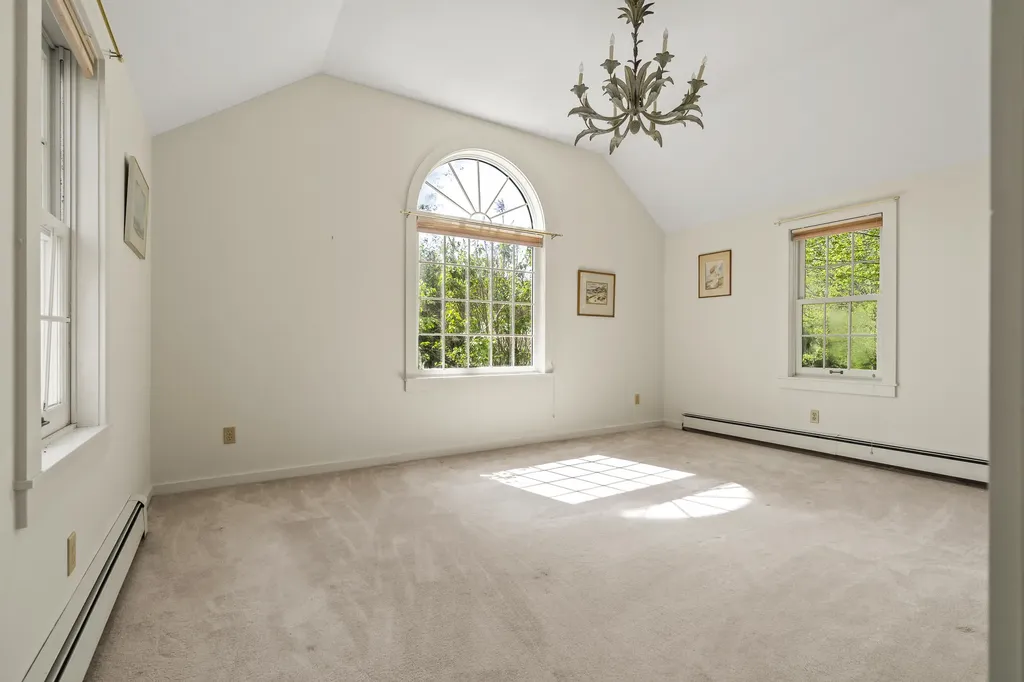 31 Woodward Farm Road Bristol ME 04539
