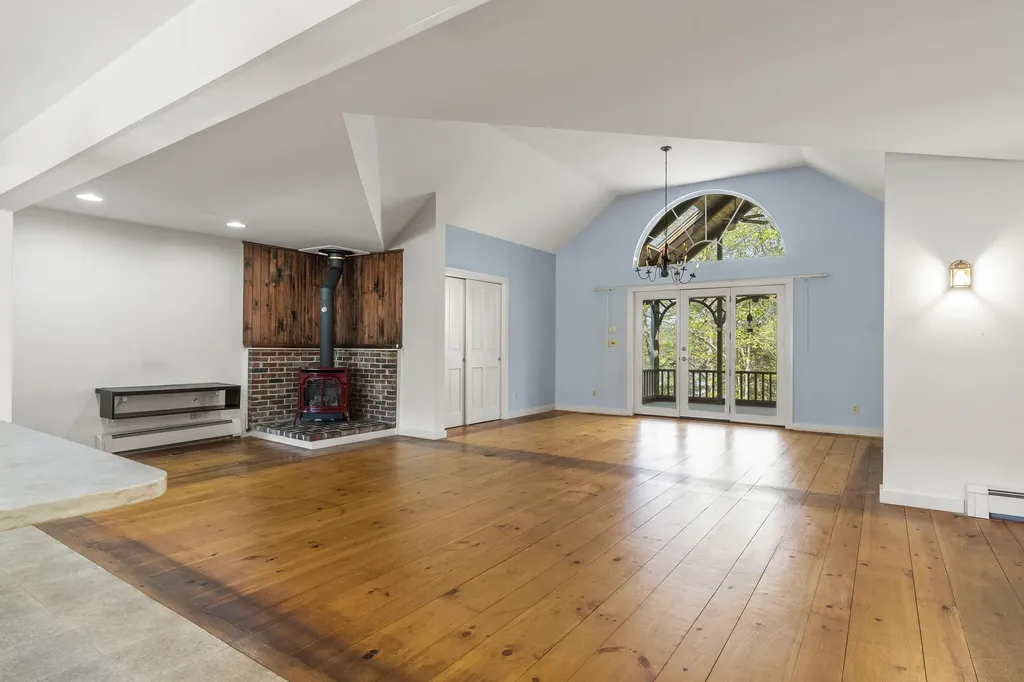 31 Woodward Farm Road Bristol ME 04539