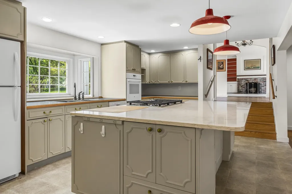 31 Woodward Farm Road Bristol ME 04539