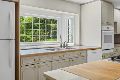 31 Woodward Farm Road Bristol ME 04539