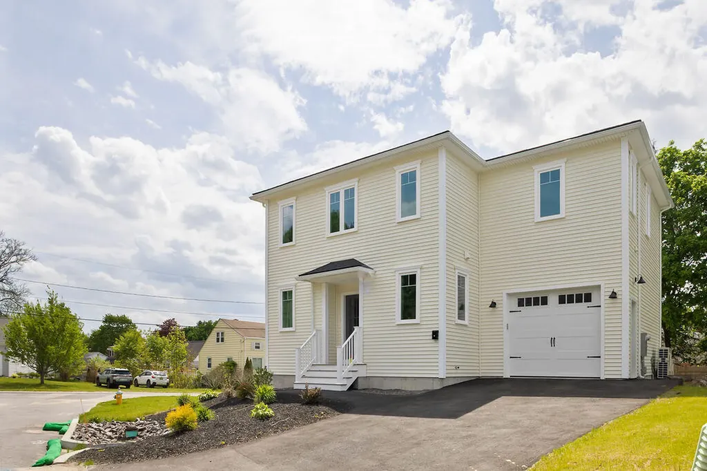 77 O'neil Street South Portland ME 04106