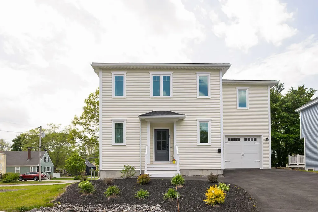 77 O'neil Street South Portland ME 04106