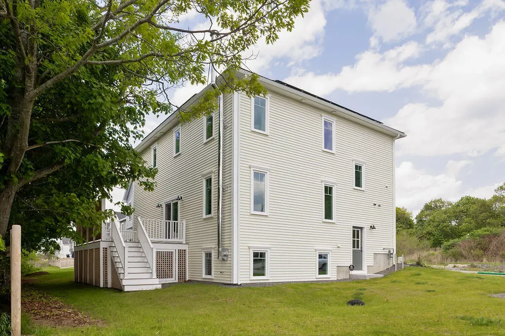 77 O'neil Street South Portland ME 04106