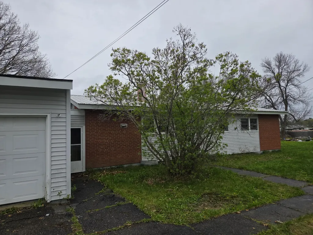 10 Maxwell Lane Bangor ME 04401