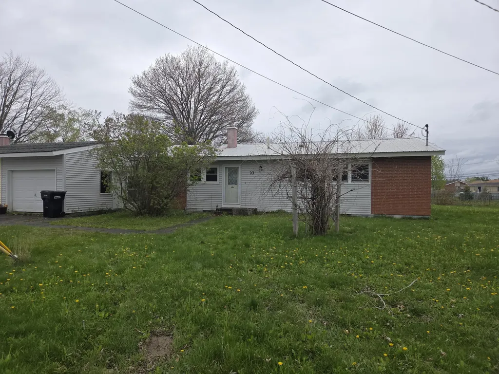 10 Maxwell Lane Bangor ME 04401