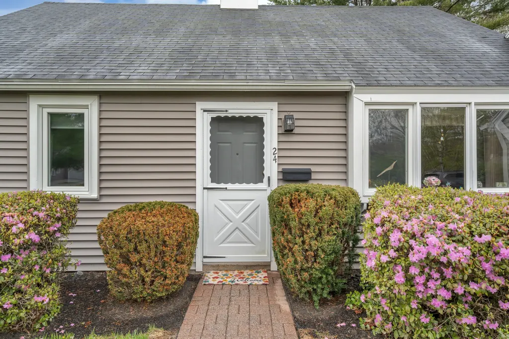 24 Colonial Way Auburn ME 04210