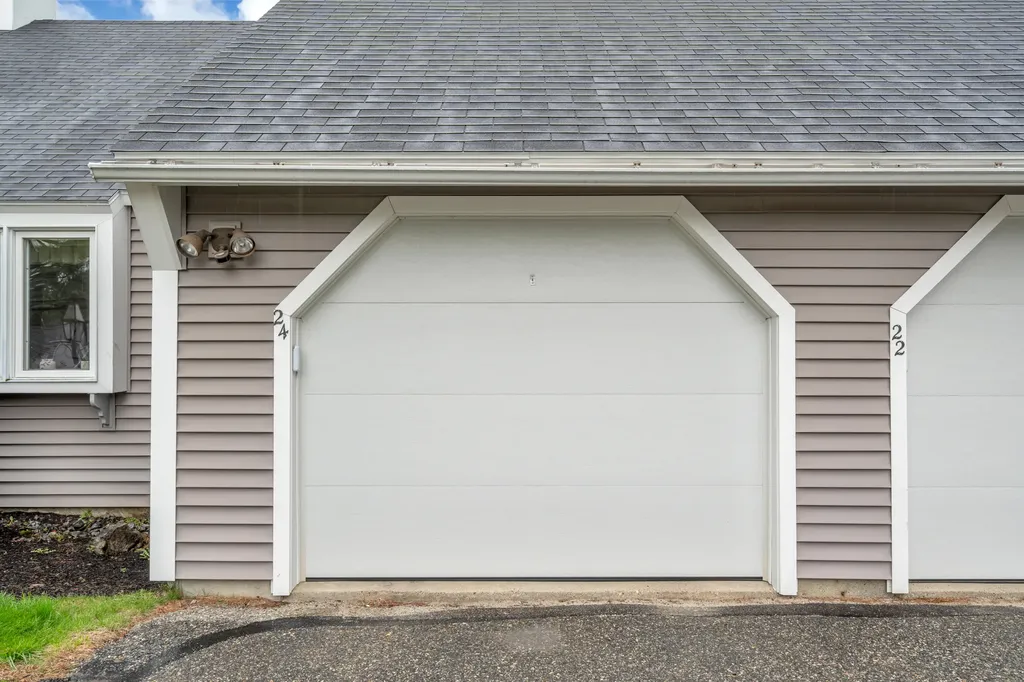 24 Colonial Way Auburn ME 04210