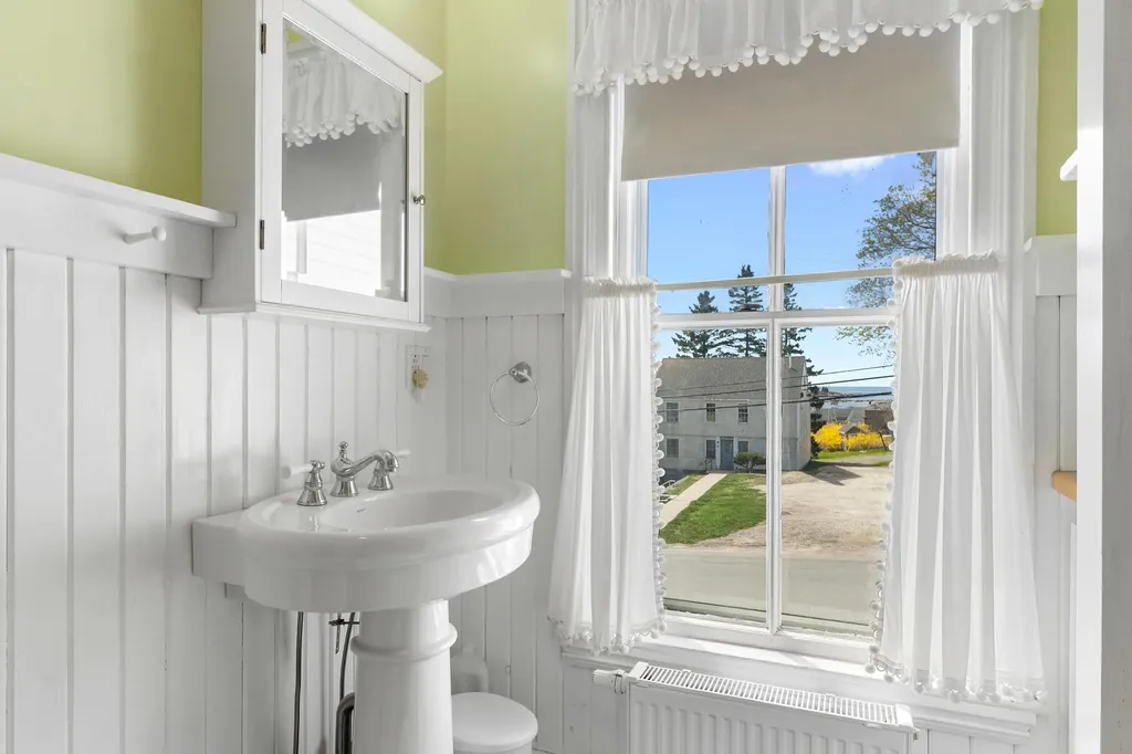 17 High Street Vinalhaven ME 04863