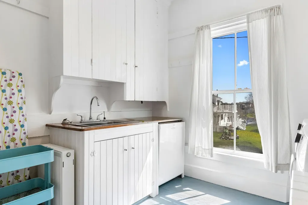 17 High Street Vinalhaven ME 04863