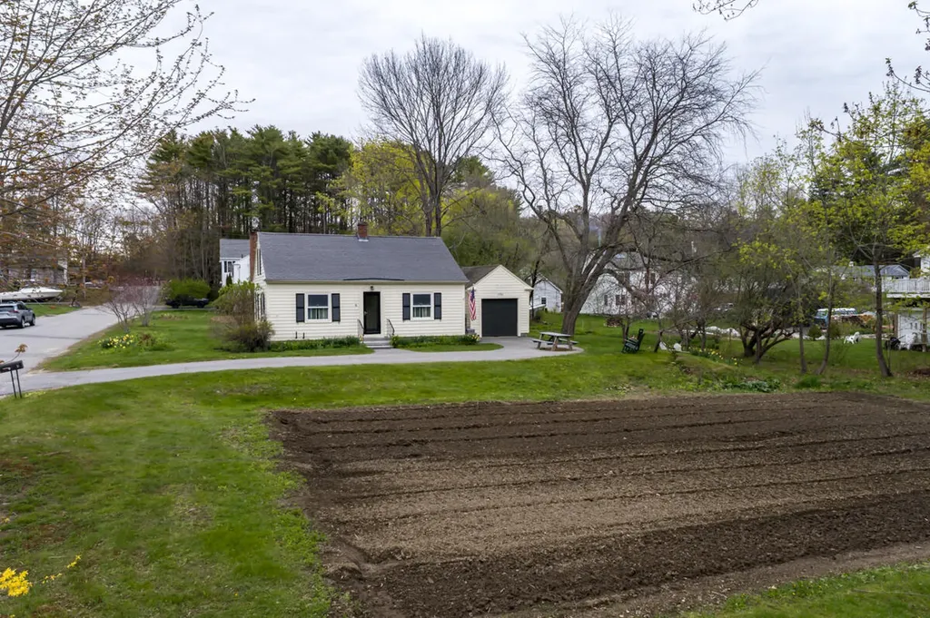 8 Oak Avenue Freeport ME 04032
