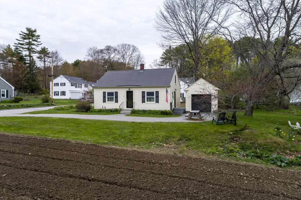 8 Oak Avenue Freeport ME 04032
