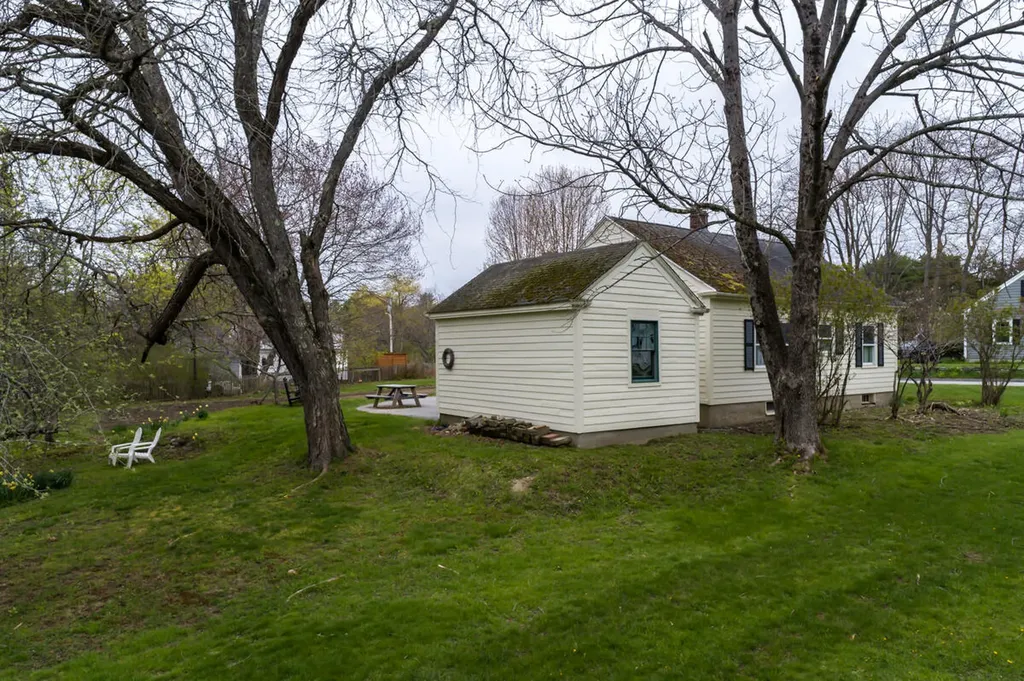 8 Oak Avenue Freeport ME 04032