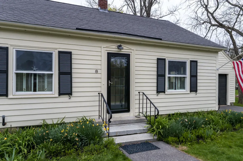 8 Oak Avenue Freeport ME 04032
