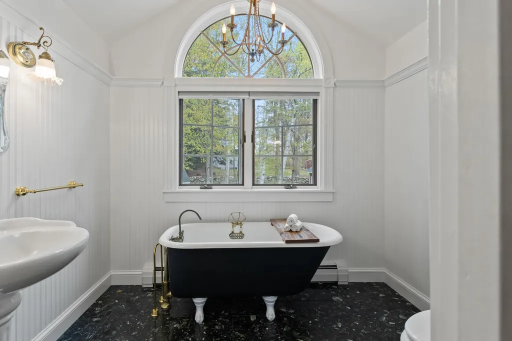 11 Sunset Avenue Lisbon ME 04252