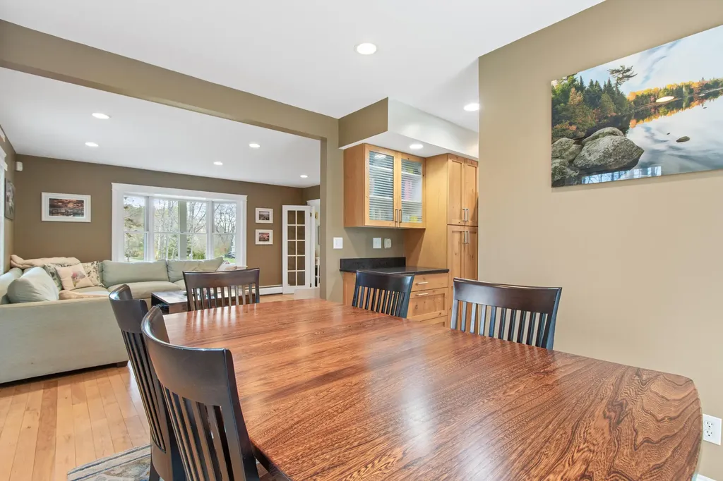 20 Ledgewood Drive Portland ME 04105