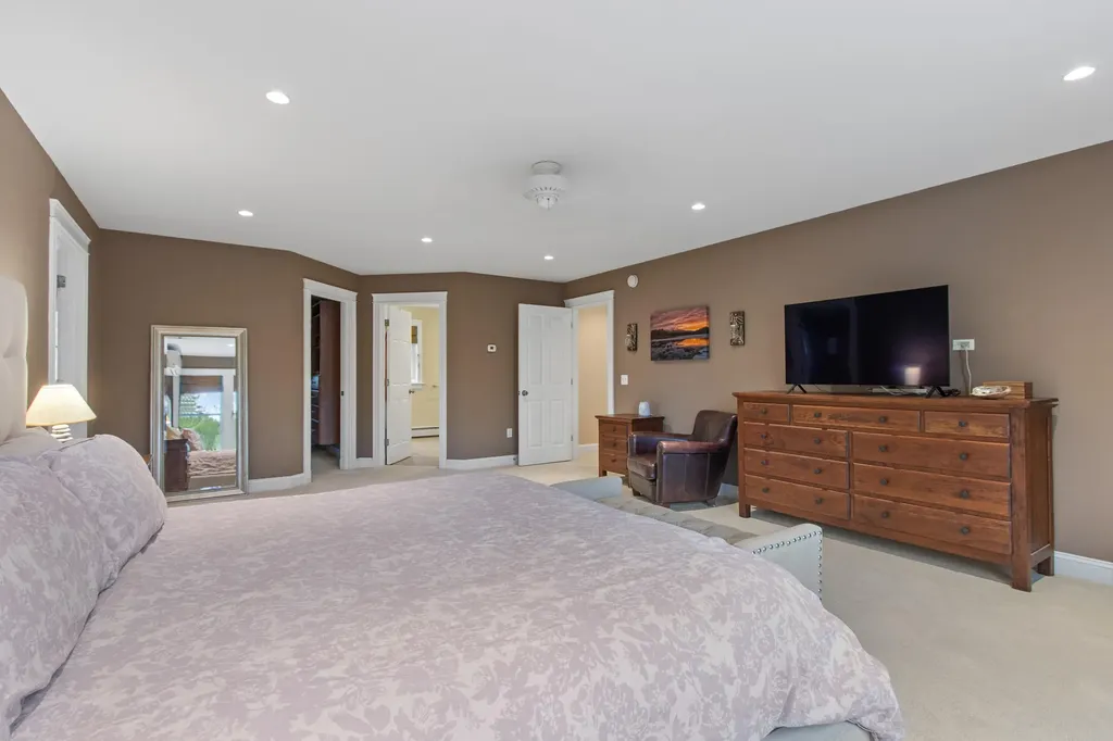 20 Ledgewood Drive Portland ME 04105