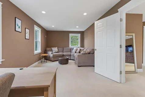 20 Ledgewood Drive Portland ME 04105