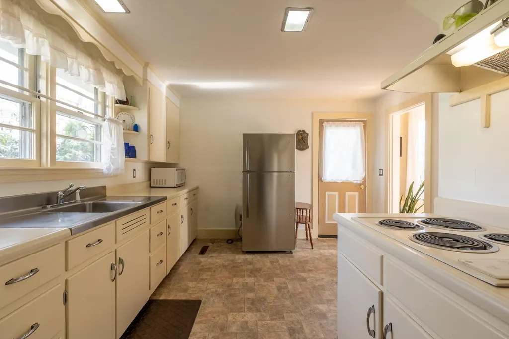 61 Bristol Road Damariscotta ME 04543