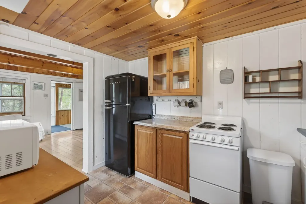 1 Gilleys Lane Raymond ME 04071