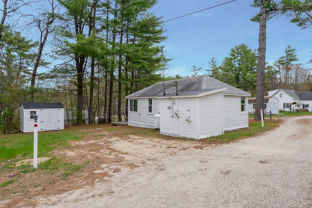 1 Gilleys Lane Raymond ME 04071